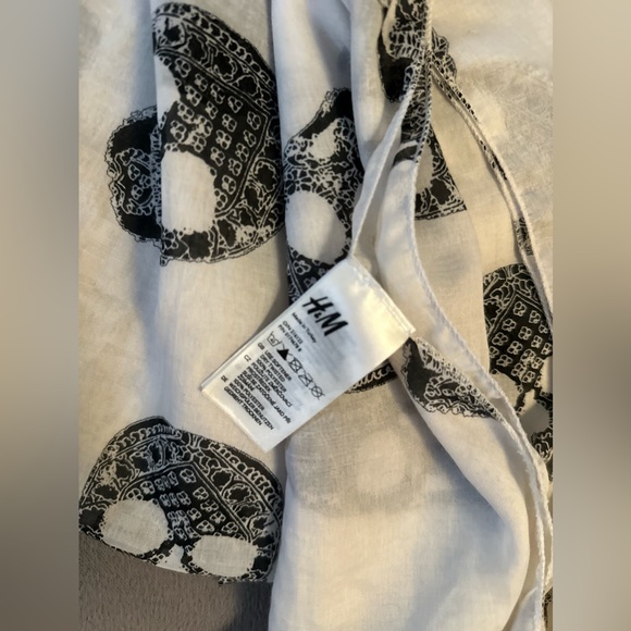H&M Skull Scarf wrap around.. 75x15 1/2 - Picture 2 of 9